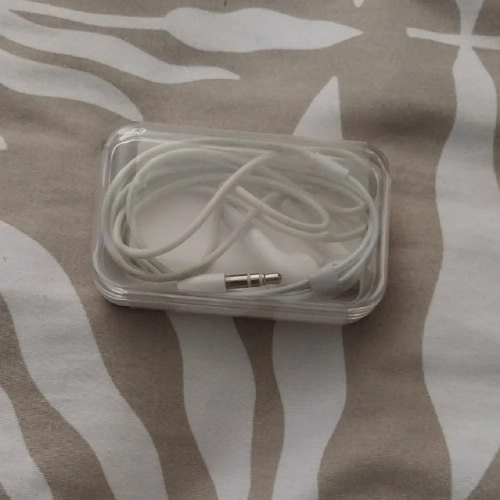 Samsung White Headset with Tangle-Free Storage